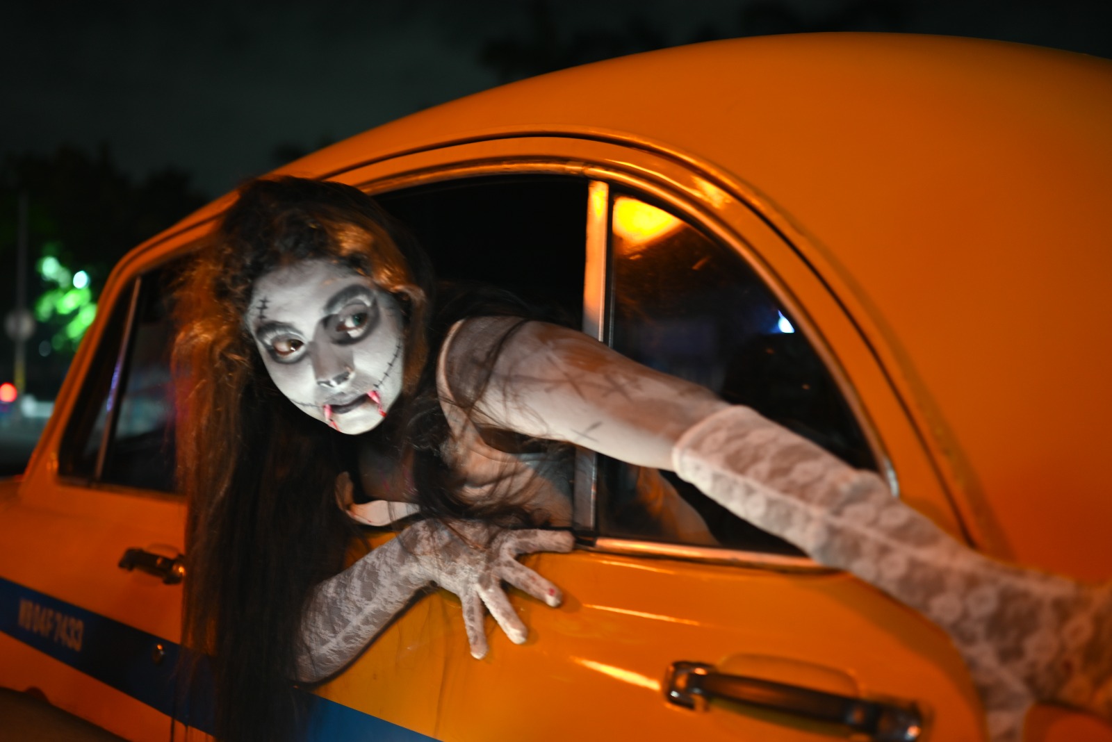 শুক্রবার সন্ধ্যায় নন্দন চত্বরে জড়ো হন শতাধিক তরুণ-তরুণী। কেউ মুখে ভয়ঙ্কর পেইন্ট, কেউ হাতে আলোকিত প্রপস। একে একে নেমে আসে ভূতের প্যারেড! কেউ নাচে, কেউ ছবি তোলায় ব্যস্ত, কেউ আবার মেতে ওঠে হঠাৎ তৈরি ফ্ল্যাশ মব-এ। পুরো এলাকা যেন পরিণত হয় এক ভয়ঙ্কর সুন্দর কার্নিভালে। (ছবি তুলেছেন শুভম সাহা)